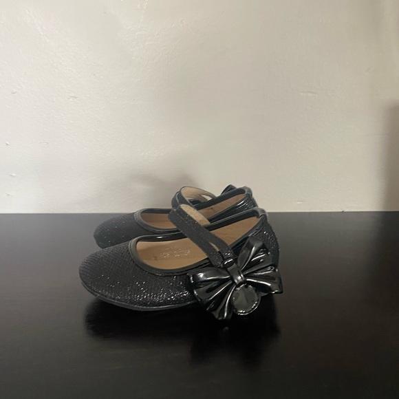 Dress shoes have been worn once. In great condition - Picture 2 of 4